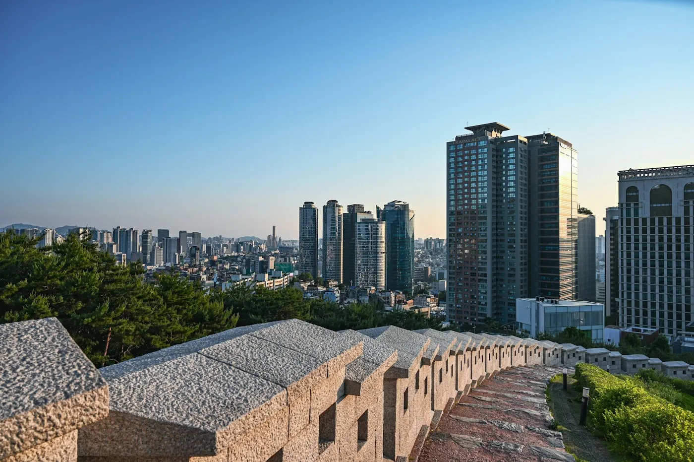 남산의 성곽·보행 공간·도심 관계를 보여주는 실제 경관. 백범광장 행사 배치나 제공시설의 증거로 쓰지 않는다.